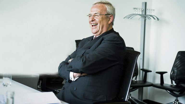 Του δίνουν 93.000 ευρώ το μήνα για να κάθεται!